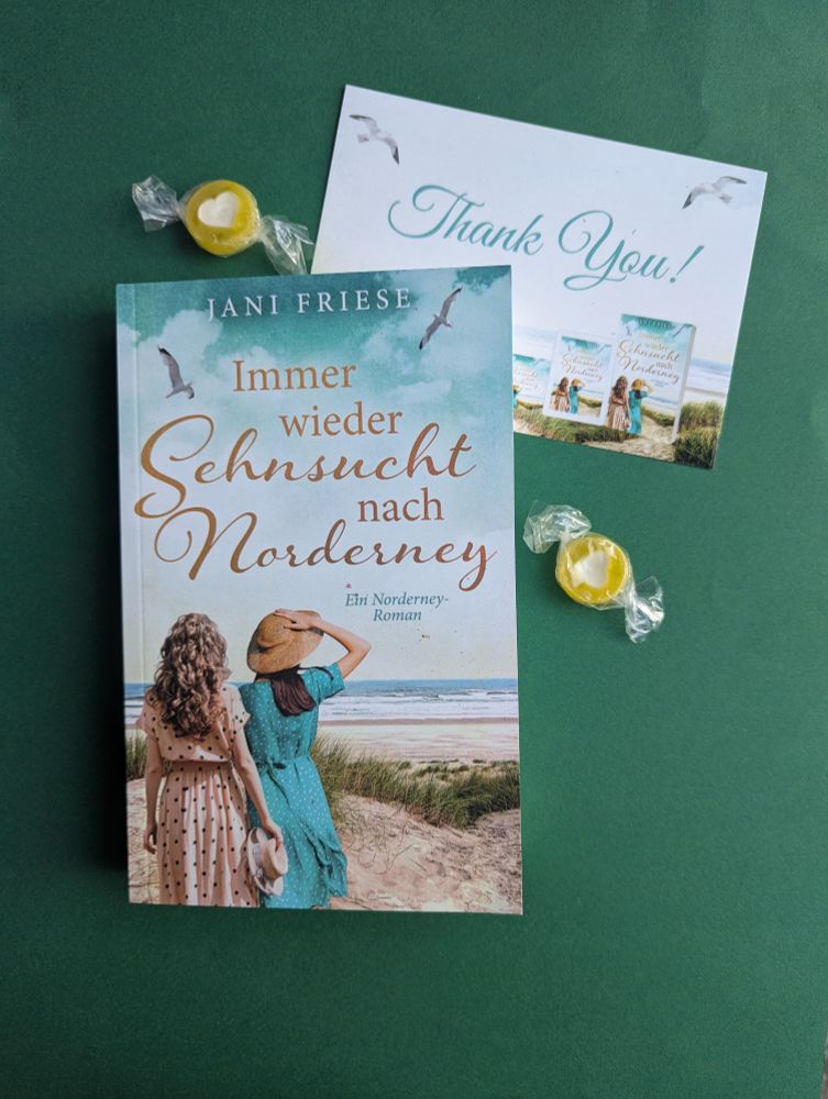 "Immer wieder Sehnsucht nach Norderney" von Jani Friese. Das Taschenbuch mit Danke-Karte und gelben Bonbons. 
