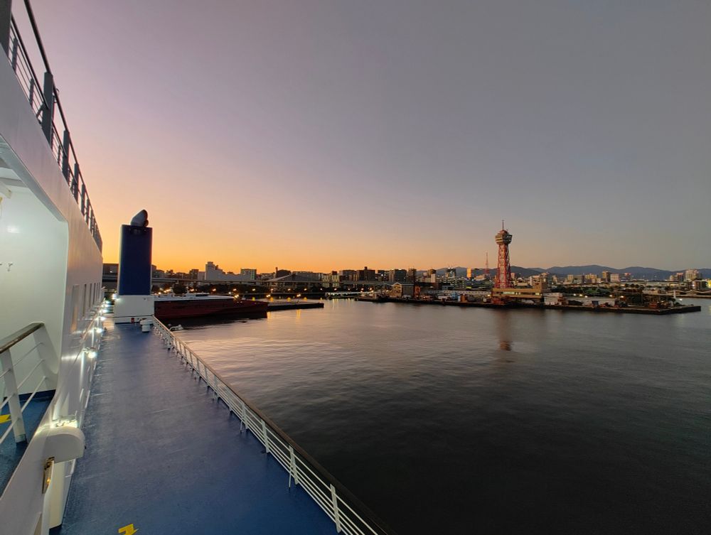 Vistas del amanecer en el puerto de Fukuoka desde la cubierta del ferry.