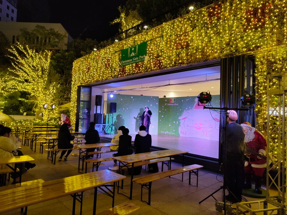 Escenario rodeado de iluminaciones navideñas con actuación en directo. Daimyo garden city, Fukuoka