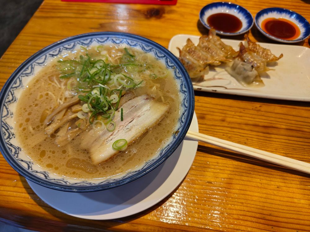 Bol de tonkotsu ramen y plato de gyozas