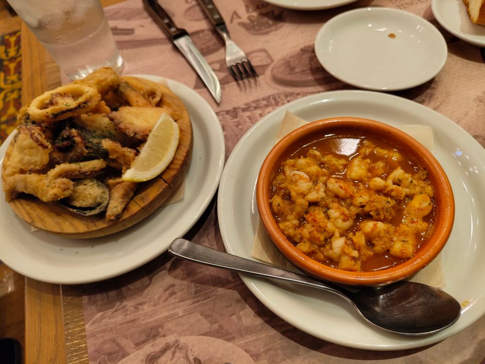 Gambas al ajillo y marisco frito. Restaurante La Bodega, Nagoya