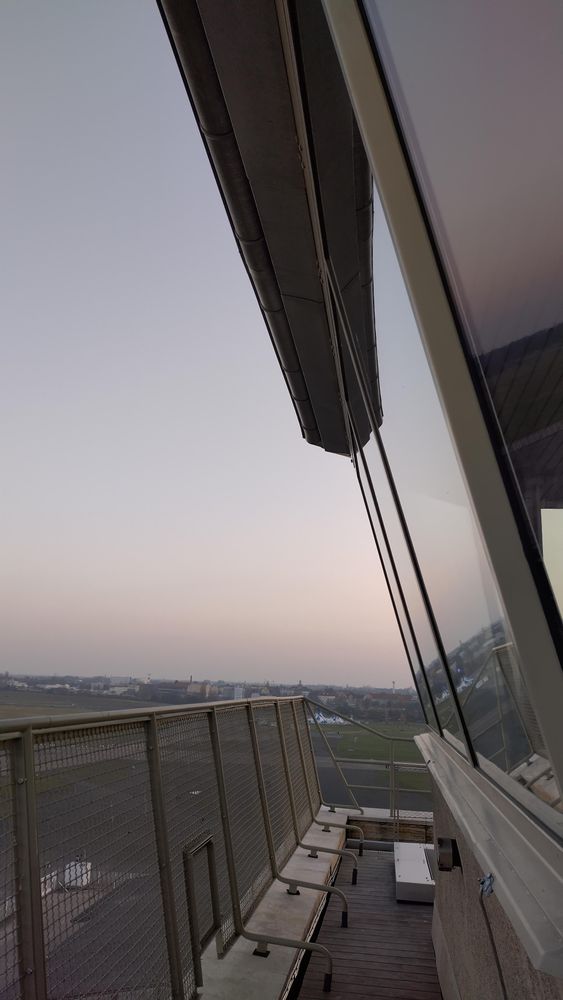 Blick entlang der Glasscheiben des Towers nach Süden.