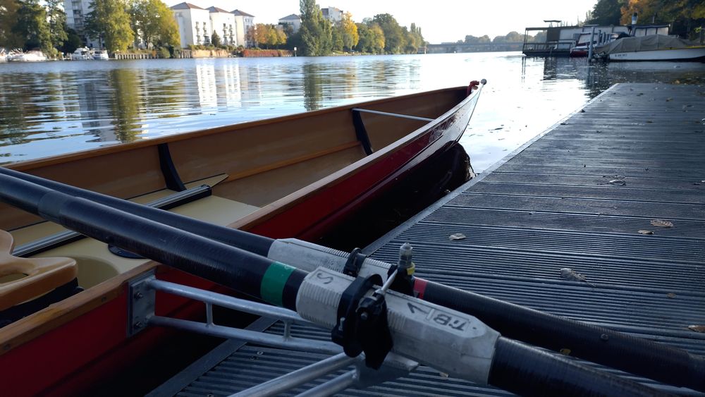 Ein Ruderboot liegt an einem Steg an der Spree
