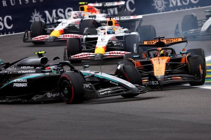 جریمه ۱۰ ثانیه‌ای «غیرقابل‌قبول» برای اسکار پیاستری در #BrazilGP خشم رانندگان و مدیران تیم‌ها رو برانگیخته، مبارزه برای قهرمانی رو تغییر داده و F1 رو مجبور کرده در قطر برای بازبینی قوانین مذاکره کنه. آیا داوری می‌تونه با مسابقات مدرن چرخ‌به‌چرخ سازگار بشه؟