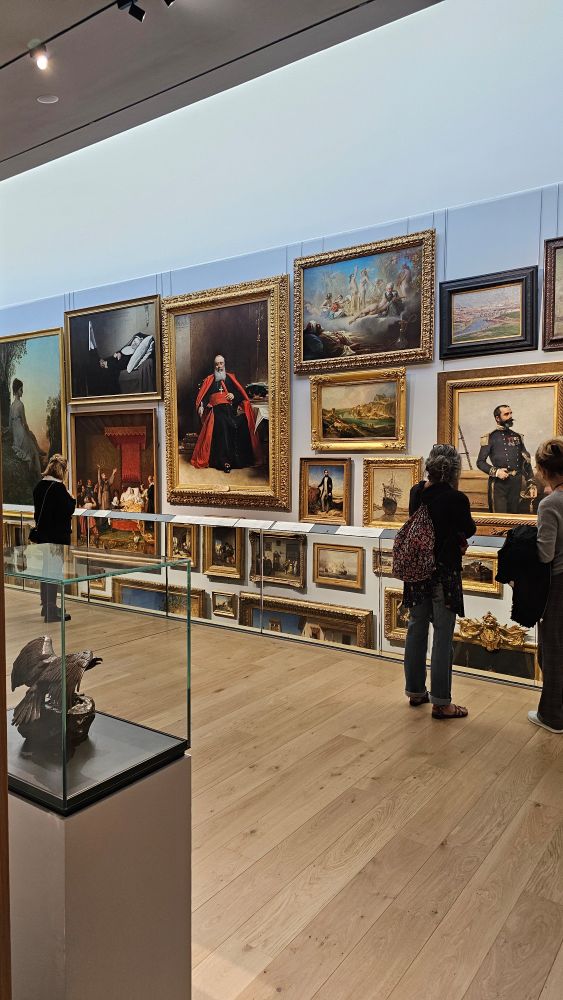 Vue sur le mur de tableaux installé au musée Bonnat-Helleu de Bayonne. Environ 80 tableaux sont accrochés et visibles depuis le balcon, comme ici, ou depuis la salle basse.
