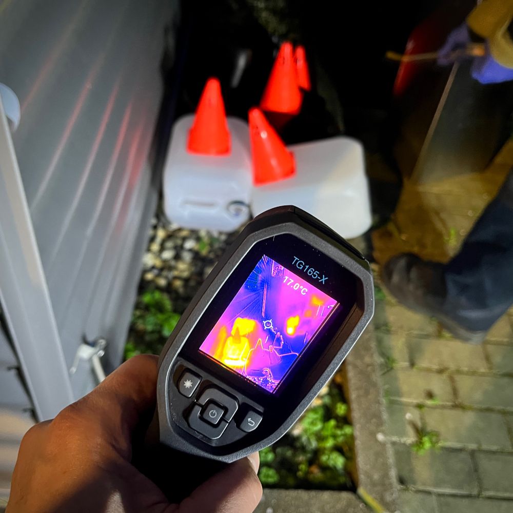 Mit einem Fernthermometer wird der Fundort von vier Kanistern gescannt.