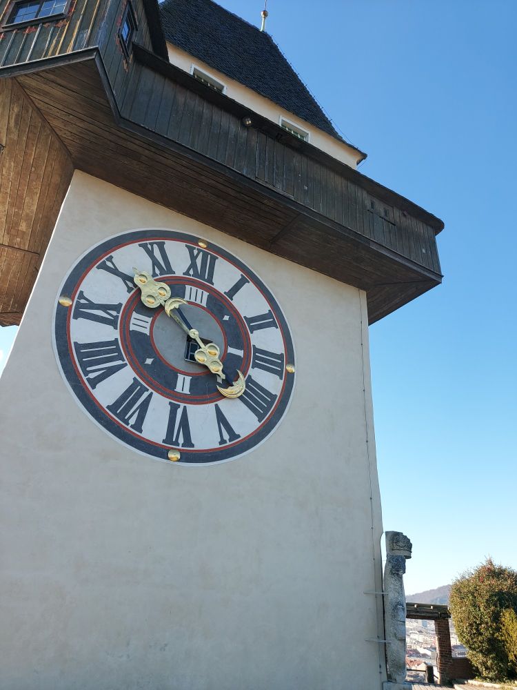 Grazer Uhrturm: Blick von Dachträger unten auf den Turm mit Zifferblatt