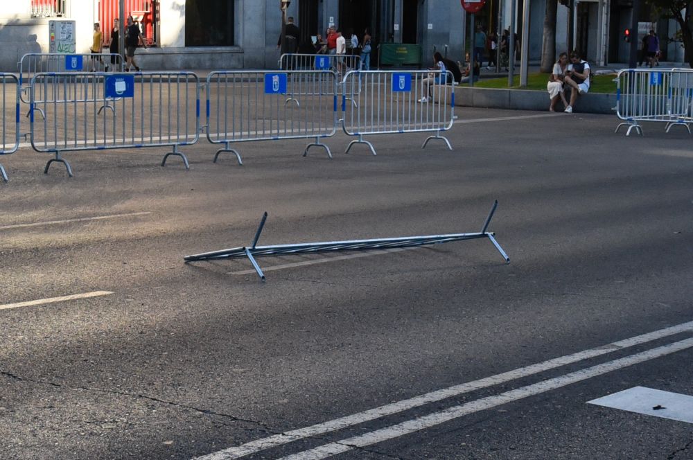 Una liviana valla tirada en la Castellana. Todas las del escudo del Ayuntamiento siguen en pie.