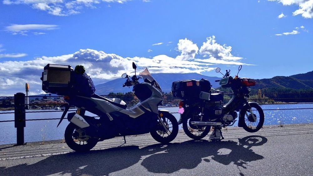 道中、大月でクロスカブ氏と合流し河口湖畔をゆるゆると走る。正面の富士山は残念ながら頭が雲に覆われていました…