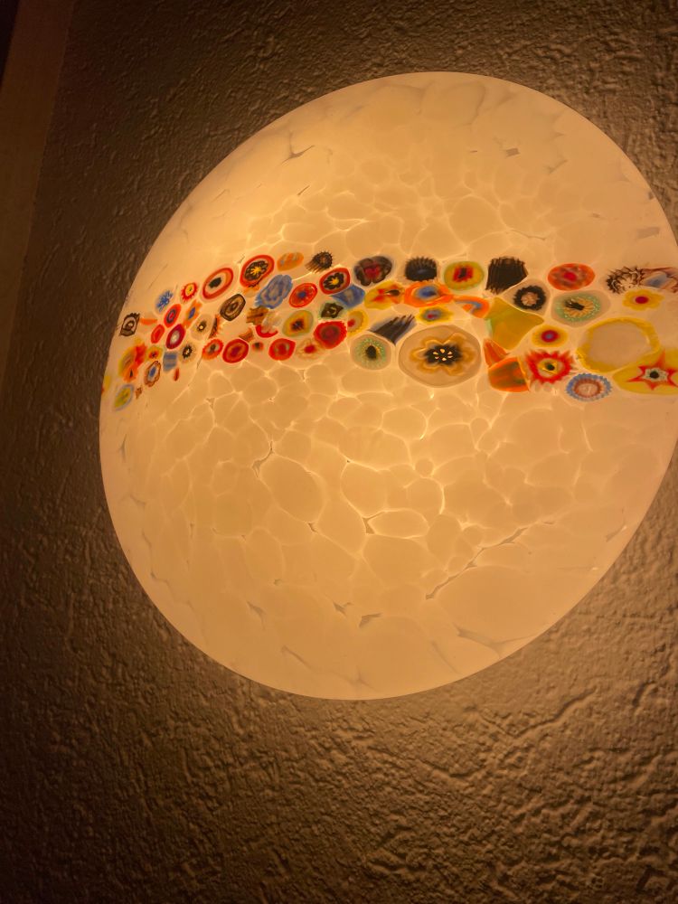 Weiße Lampe mit bunten Glasstücken