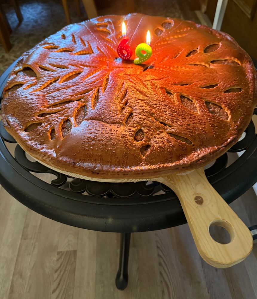 Rieser Bauerntorte auf Holzbrett mit  Kerzen 6+9 zum Geburtstag 