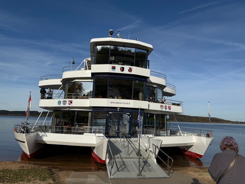 Der Trimaran kann fast bis ganz an Land fahren