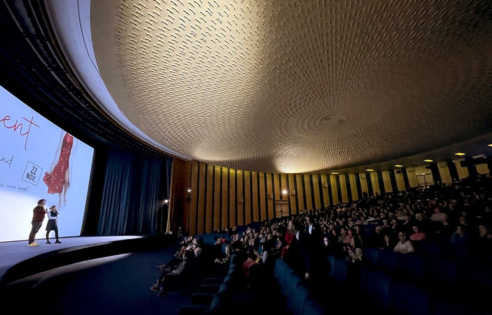 A l'occasion de la sortie française de 𝑻𝒆𝒔𝒕𝒂𝒎𝒆𝒏𝒕, une avant-première était organisée par Jour2Fête à l'UGC Normandie en présence de l'équipe du film.
Présentation du film par Sarah Chazelle et Etienne Ollagnier, les dirigeants de Jour2fête Distribution.