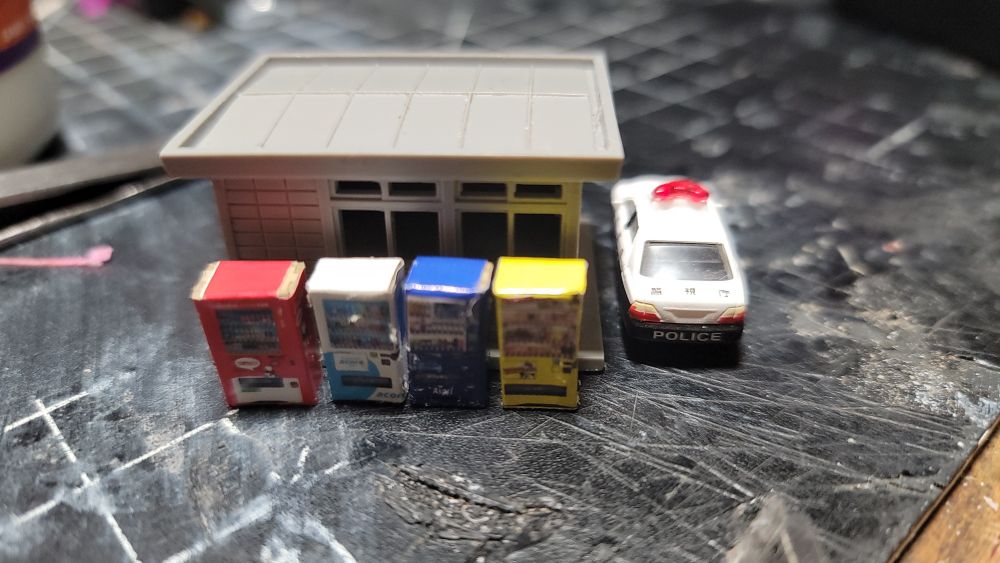 Tomytec police car, Greenmax trackside structure, Sankei vending machines. 