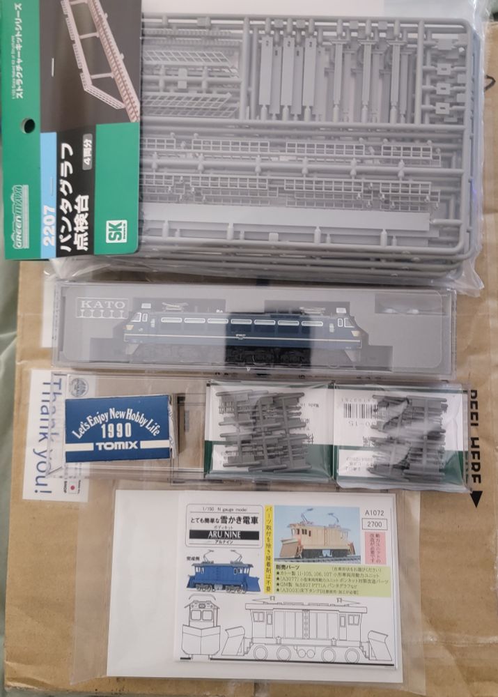 GREENMAX Pantograph stands then a EF66-27 locomotive. In the package was an ARU 9 snowplow, Kato spare parts, and a cool TOMIX container from 1990. 