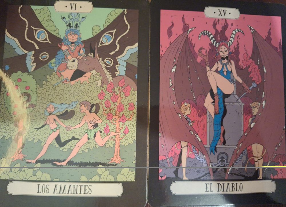 Tarot deck Pregúntale a la bruja, arcanos VI los amantes y XV El diablo.
