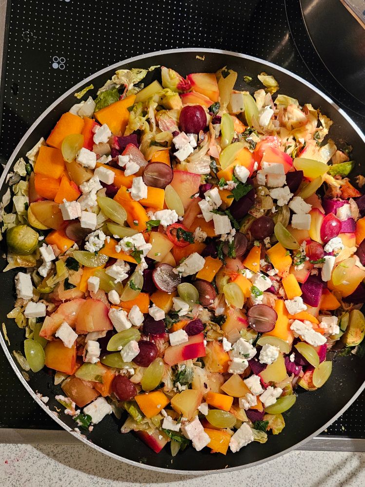 Gemüsepfanne mit Rosenkohl, Rotebeete, Kartoffeln, Weißkohl, Spinat, Schafskäse, Trauben, Äpfel.
