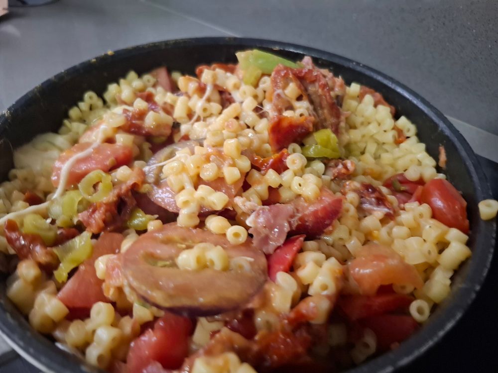 פסטה עם עגבניות, עגבניות מיובשות, פלפל ירוק חריף מוחמץ וגבינה במחבת