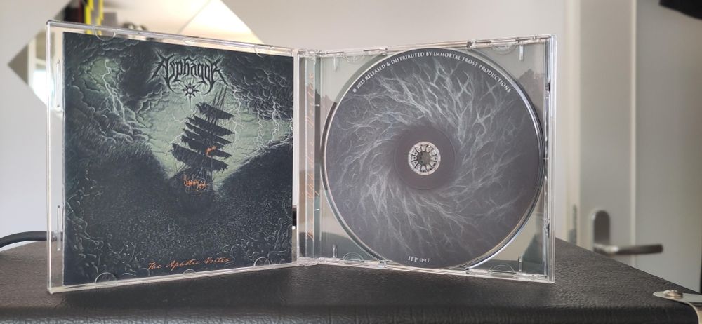 Geöffnete CD
Albumcover, grünlich schwarz, zeigt ein davon segelndes Piratenschiff im außernatürlich starken Sturm, auf einem Mehr aus Menschen. Darüber Schriftzug und Logo von Asphagor.