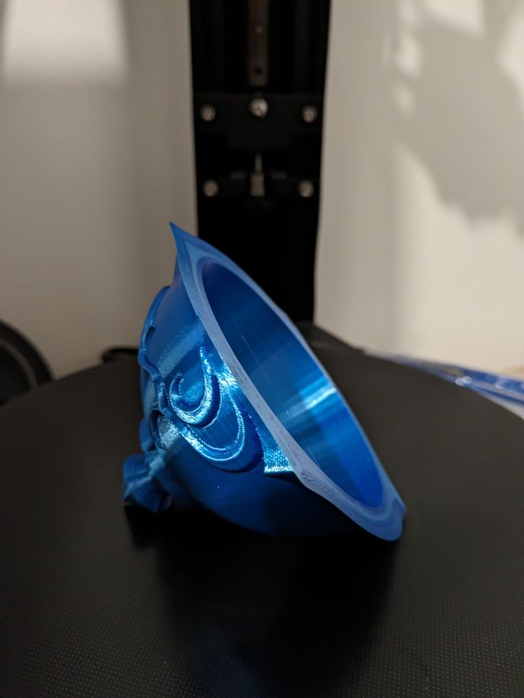 Pal sphère du jeu Palworld imprimée en 3D. On y voit la demi sphère, avec l'intérieur creux.