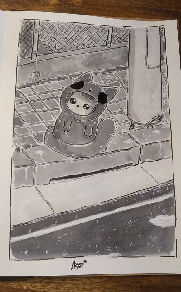 Traditionelle Zeichnung mit Tinte. Man sieht eine kleine Katze die in einem Übergrößen Ganzkörperkatzenkostüm auf einem Bordstein sitzt. Es regnet und eine Träne läuft in ihrem Gesicht herab 