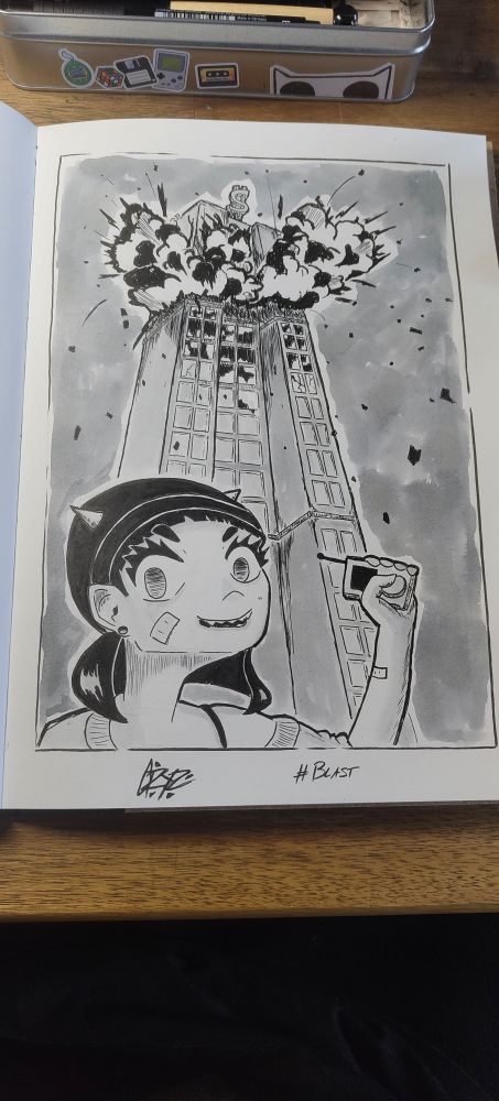 Traditionelle Zeichnung mit Tinte, zu sehen ist ein Hochhaus aus der Froschperspektive. Das haus hat auf seinem Dach ein riesiges Dollar Zeichen. Die Etagen fast ganz oben explodieren. Man sieht schutt umherfliegen und zerstörte Fenster. Am unteren Bildrand steht mein OC Amo, grinsend und eine Fernbedienung in der Hand haltend. Sie drückt auf den knopf der Fernbedienung und löst damit die Explosion aus