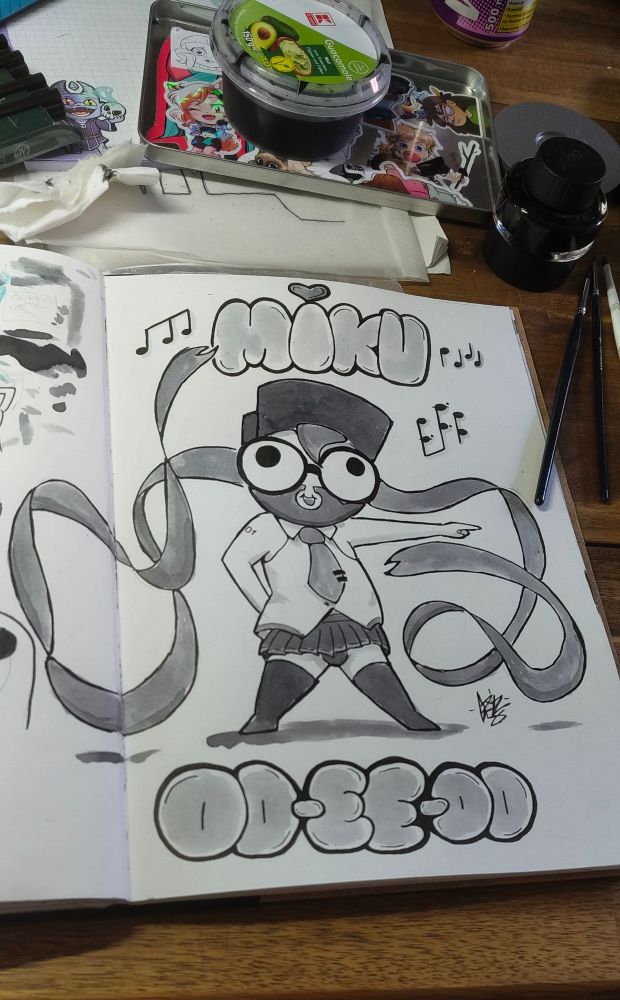 Zu sehen ist eine traditionelle zeichnung aus Pigment Markern und tinte. Zu sehen ist ein kleiner Mann mit Vollbart im Chibi Stil. Er hat riesige Augen und schielt etwas nach außen. Er steht breitbeinig und streckt die Arme von sich wie in einer Tanz Pose. Er trägt das outfit von hatsune miku. Minirock und Weste mit krawatte links und rechts vom kopf schweben sehr lange Zöpfe durch die Luft 