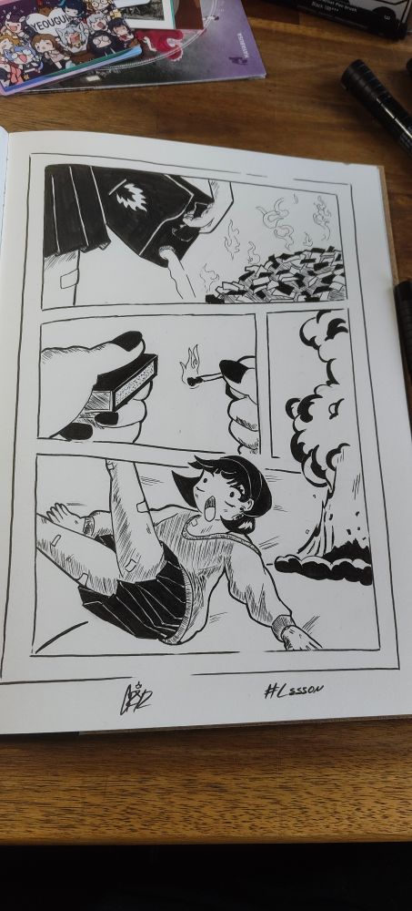 Traditionelle Zeichnung mit Tinte, zu sehen ist ein Layout mehrerer Bildpanels. Im ersten sieht man einen Rock und wie jemanden aus einem Benzinkanister Benzin über einen Stapel Geld schüttet. Über dem stabel sieht man Benzindämpfe aufsteigen. Im nächsten Panel sieht man wie Hände ein Streichholz an dessen Verpackung anzündet. Im letzten Panel sieht man eine hohe Explosion und mein OC Amo wie sie von der explosion weggeschleudert wird da sie zu nah an den sich entzündenen dämpfen Stand