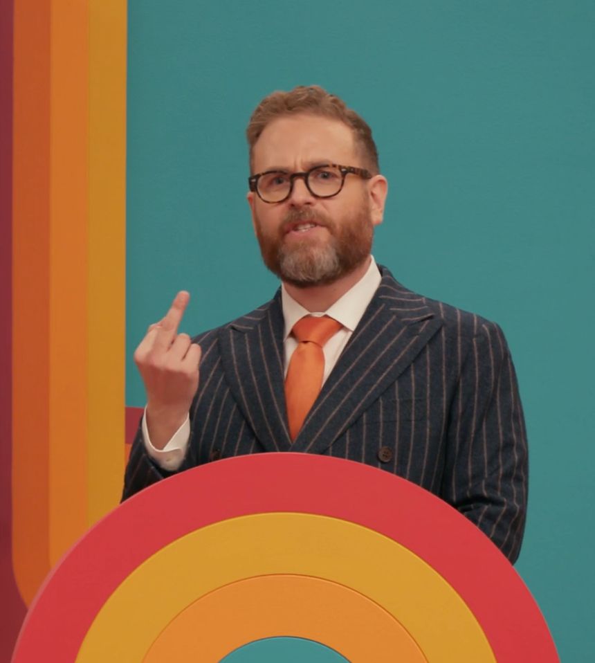 Sam Reich en train de faire un doigt d'honneur sur le plateau de Game Changer