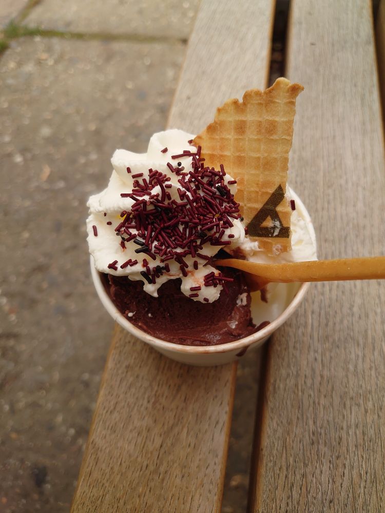 Ein Eisbecher mit Sahne 