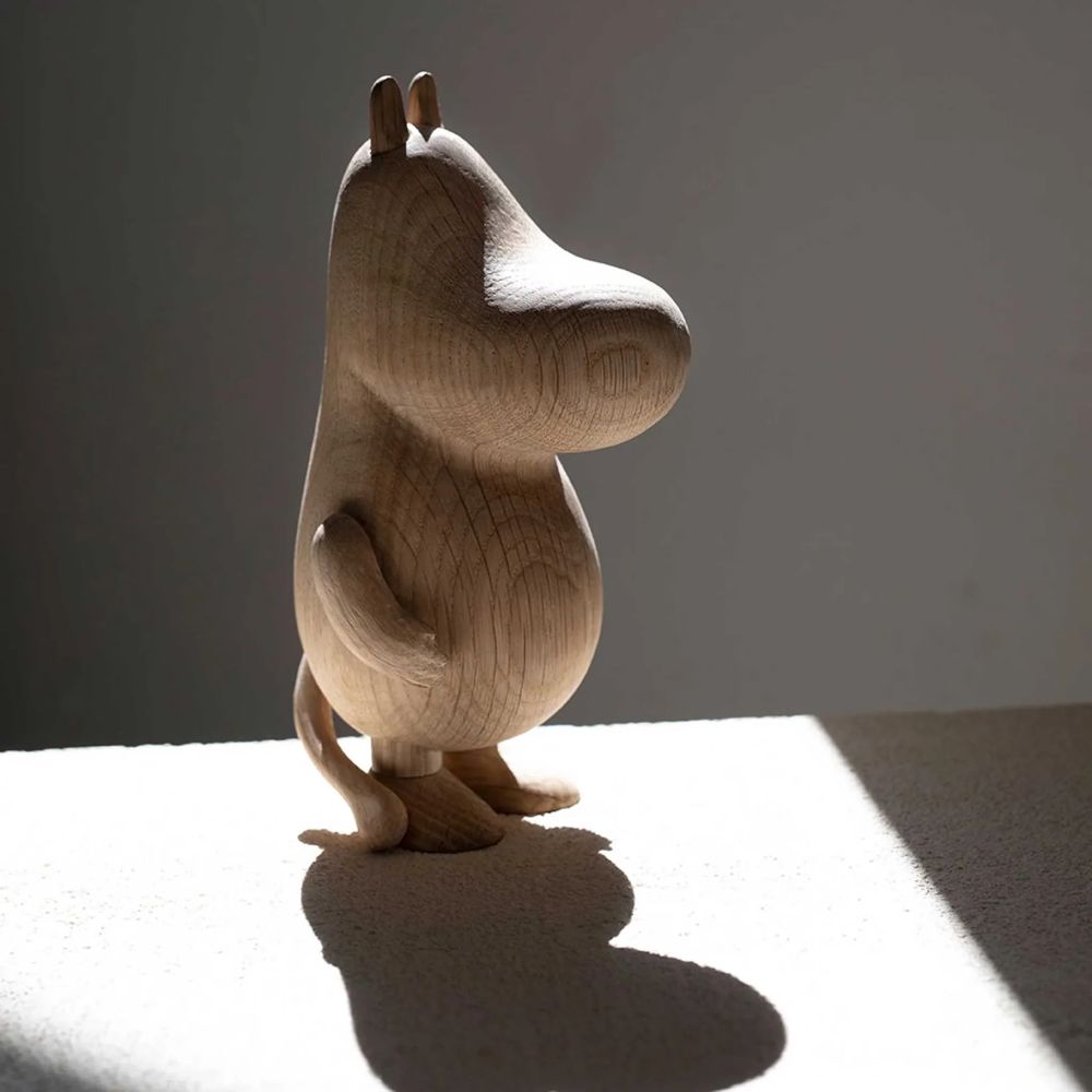 Eine aus Holz gestaltete Muminfigur
