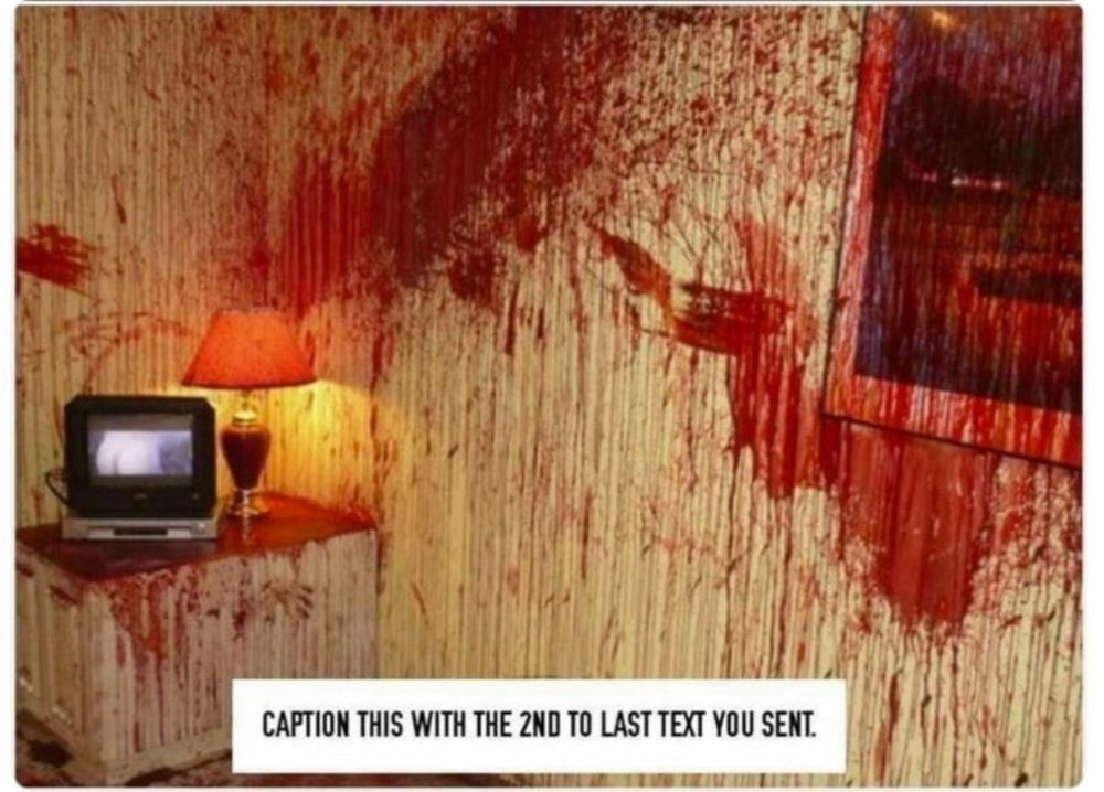 Ein Raum dessen Wände mit Blut vollgesudelt sind. In der linken Ecke eine Lampe und ein kleiner Fernseher. Überall ist sehr viel Blut.