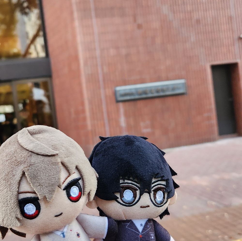 新宿文化センターの前でとった明智ぬいと主人公ぬいくんの写真です