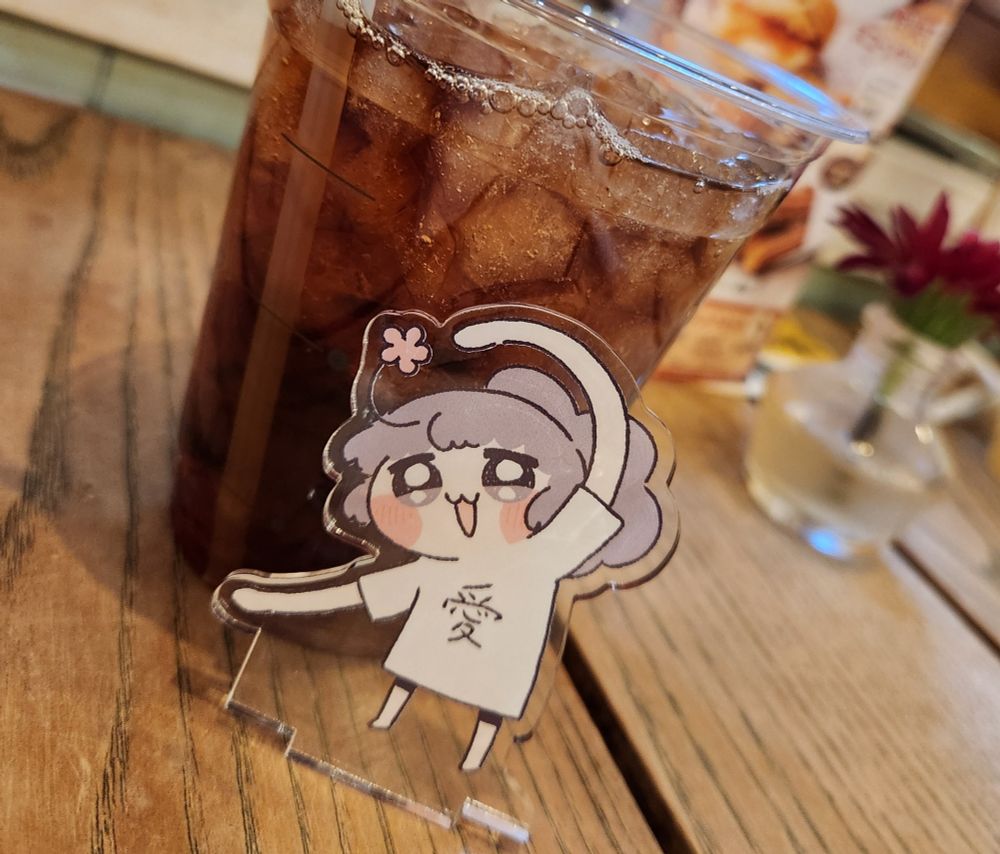 アイスティとオリジナルアクスタの写真です