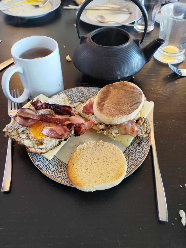 Un petit déjeuner copieux, avec des eggs and muffin au bacon et cheddar et une bonne théière. 
Après ça il ne reste plus qu'à faire une bonne sieste, et ensuite, hop: au lit. 