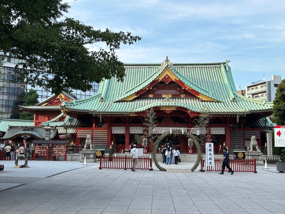 神田明神の社殿と茅の輪