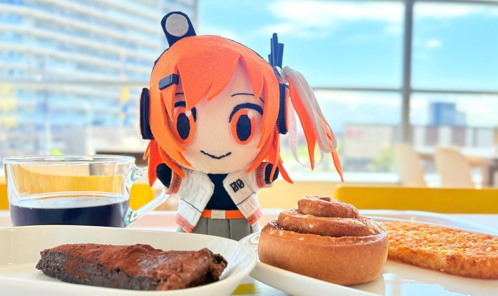 足立レイのぬいぐるみと、IKEAのモーニングセット