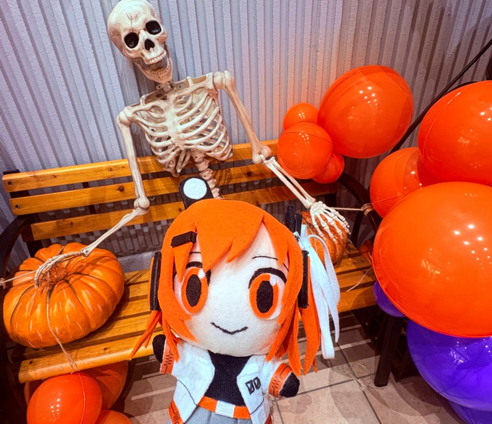 足立レイお手製ぬいぐるみと、風船とガイコツ