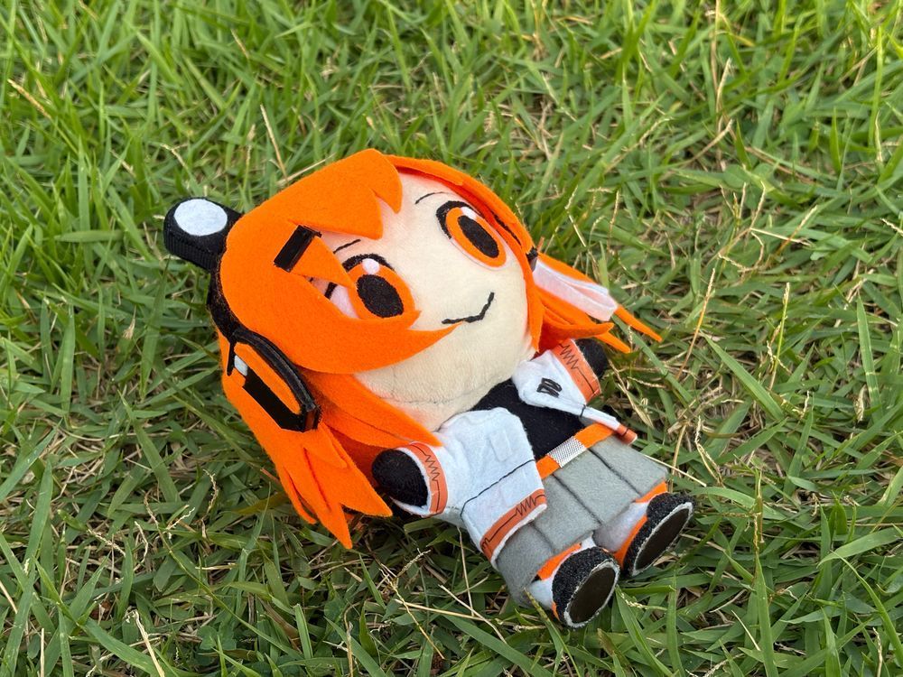 気持ちよさそうに、草地に寝っ転がる足立ぬい
