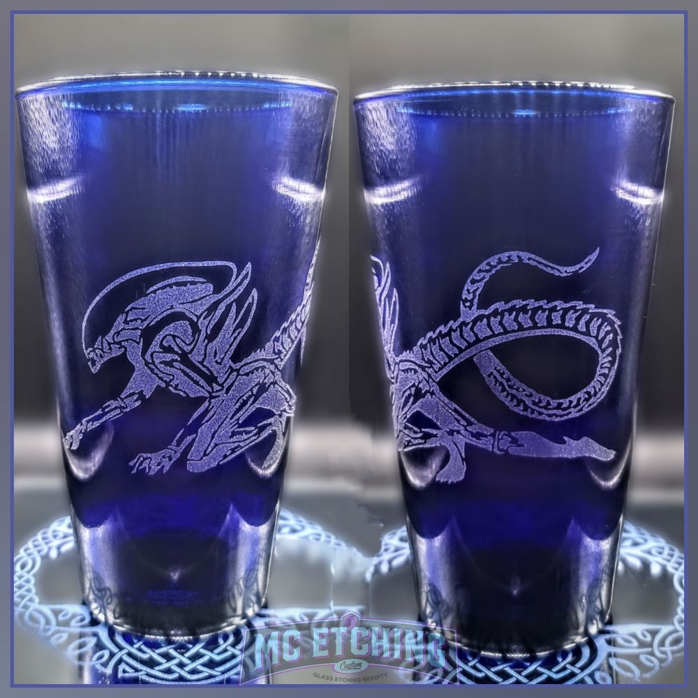 kobalt pint glass etched with a wraparound xenomorph alien on all fours design