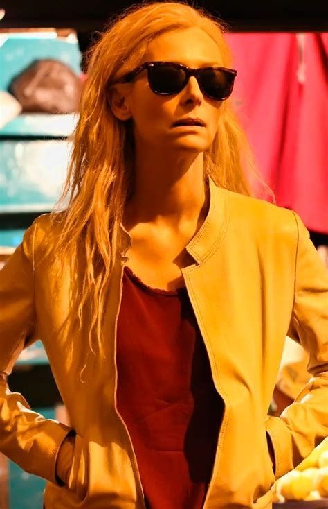 Tilda Swinton als Eve in "Only lovers left alive".

Auf dem Bild zu sehen:
Eine Frau mit langem, strähnigem, blonden Haar und Sonnenbrille, mit rotem Shirt und weißer Jacke darüber.
Sie hat den Mund leicht geöffnet und die Hände in den Jackentaschen.
