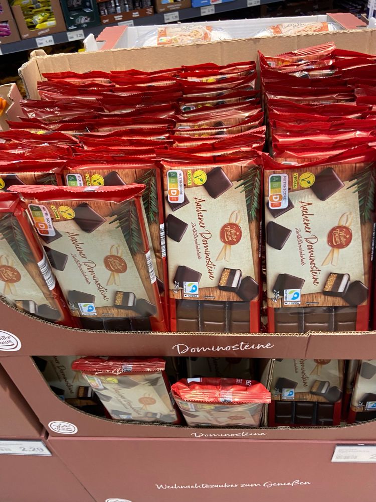 Zu sehen sind Packungen mit Dominosteinen im Verkaufsregal.