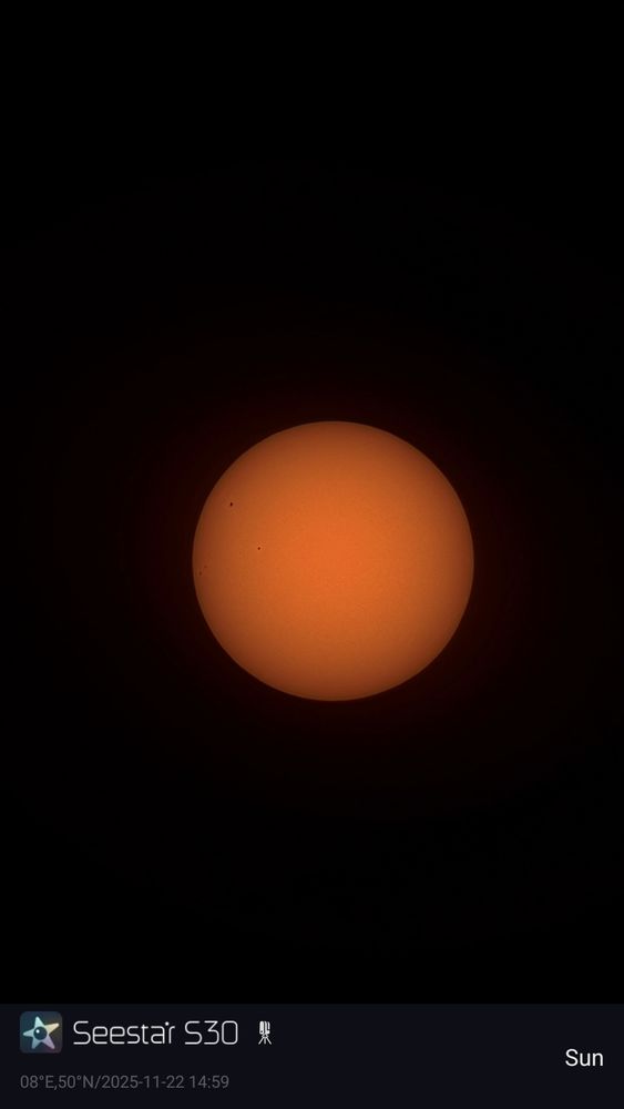 Die Sonne durch einen Sonnenfilter. Wenn man genau hinschaut, kann man oben links Sonnenflecken sehen.