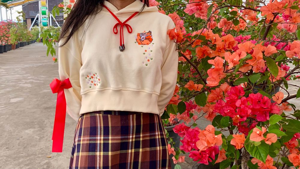Open order for tgcf hoodies! You can see Hua Cheng in his fox form and Xie Lian in his rabbit form sleeping while hugging each other with colorful flowers around them! 

Hoodies in cream color, crop top model, with adjustable red ribbon on the right arm.