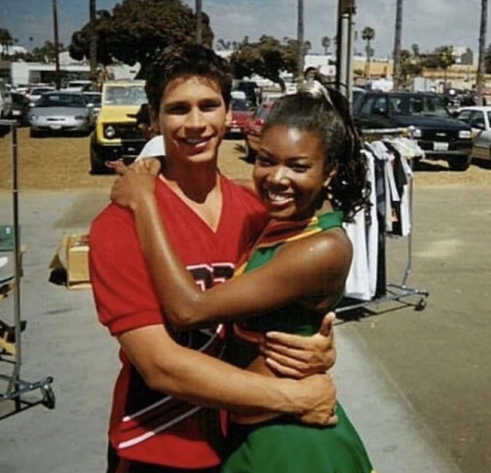 Huntley Ritter and Gabrielle Union hugging on the set of Bring It On (2000) 