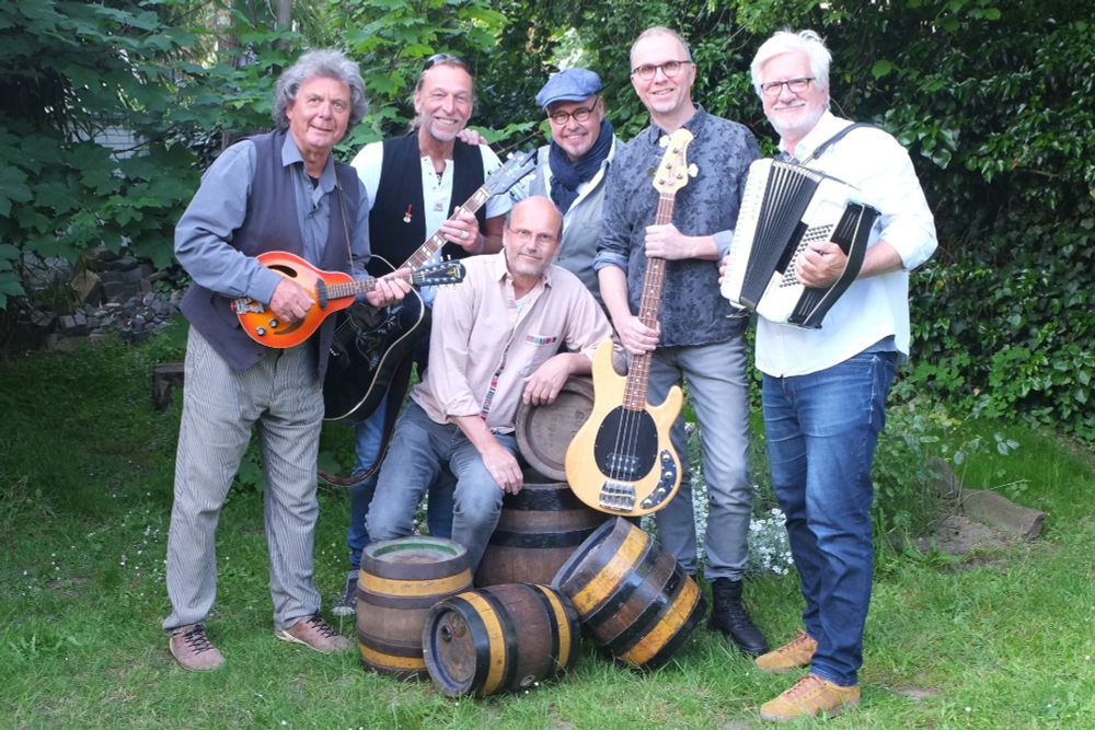 Die Ahl Kamelle Band von Loss mer singe mit ihren sieben Mitgliedern (alles Männer) und ihren Instrumenten (Mehrere Gitarren und ein Akkordeon).