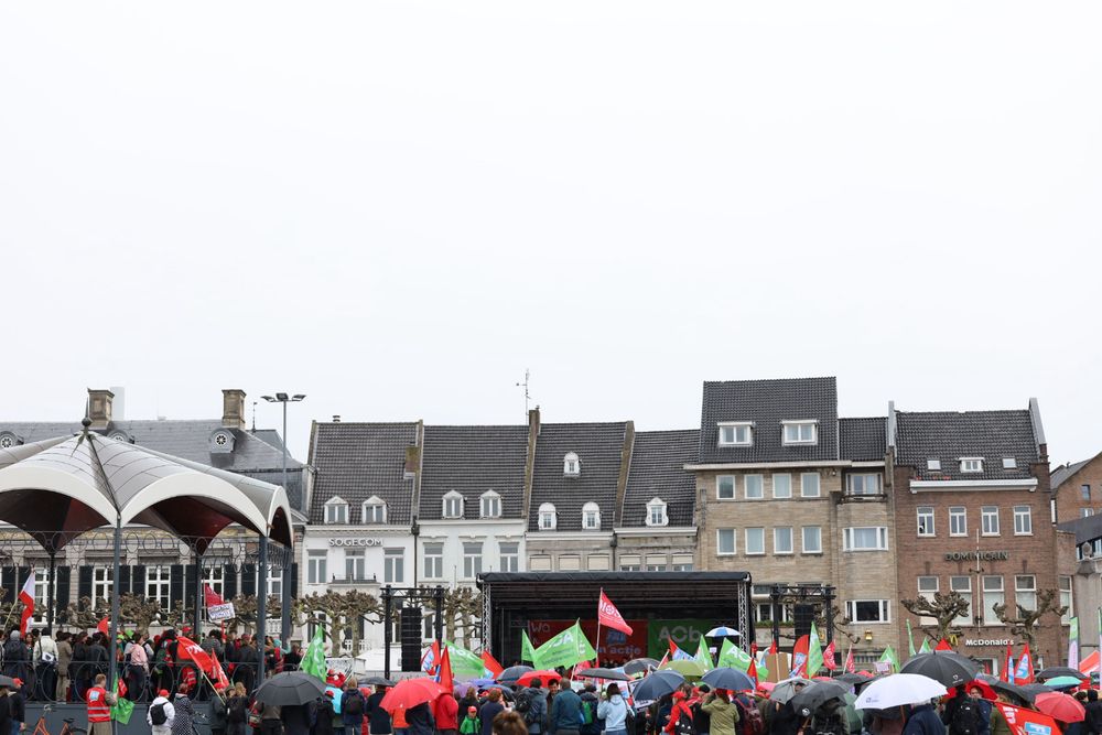 at the Vrijthof, a wide shot of the protesting masses