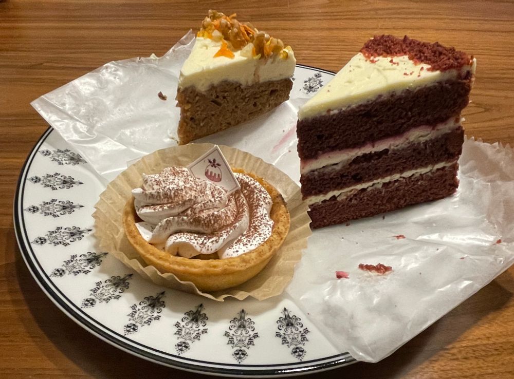 アーリーバーズモーニングクラブのキャロットケーキとレッドベルベットケーキ、英国菓子ブリティッシュプディングのバナナトフィータルト