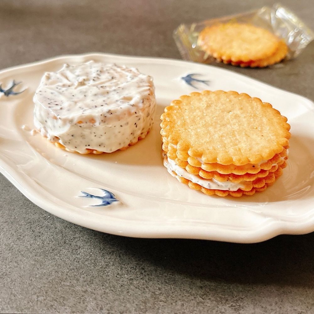 楕円のお皿にビスケットケーキがふたつ並んでいるところ。片方はサンドイッチのようにビスケットのあいだにだけヨーグルトを塗っている。もう片方は上と側面までヨーグルトを塗ってある