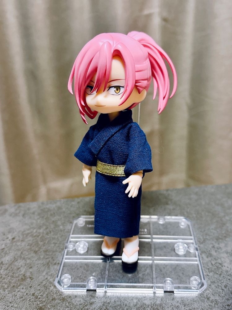 藍色の浴衣に金色の帯を巻いたチェリブロのオビツろいど